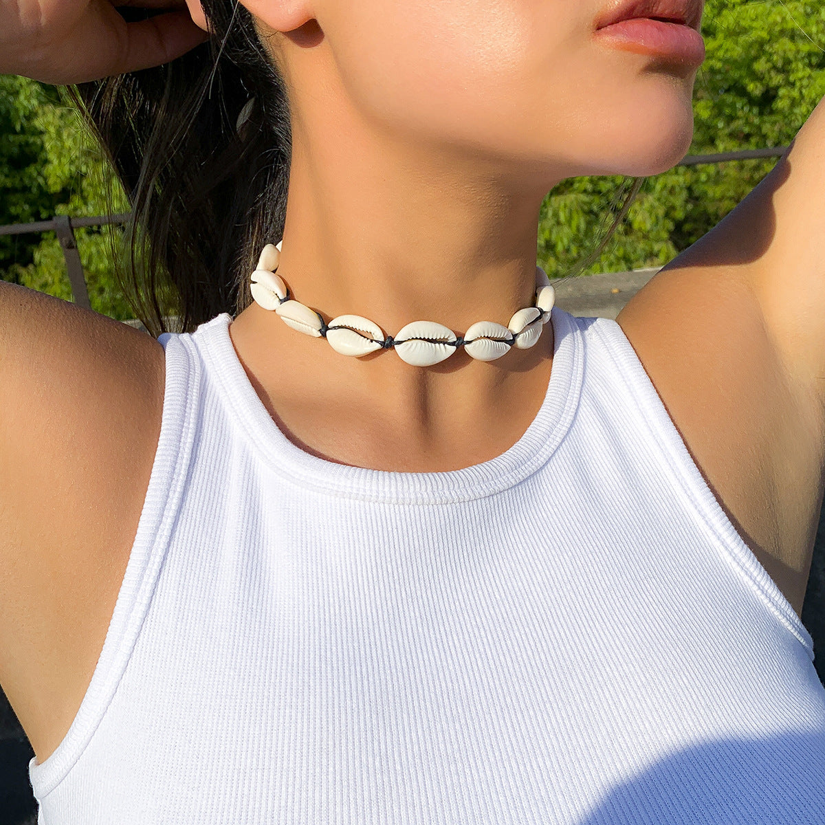 Collana da donna con ciondolo a conchiglia geometrico irregolare in stile vacanza e cordino intrecciato