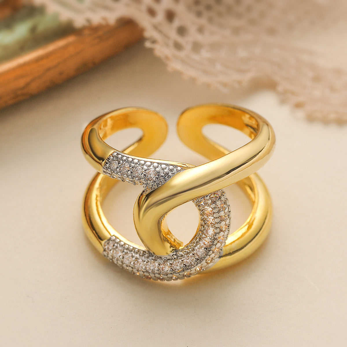 Anello Aperto Geometrico alla Moda da Donna con Base in Rame Placcata in Due Tonalità e Intarsio di Zirconi