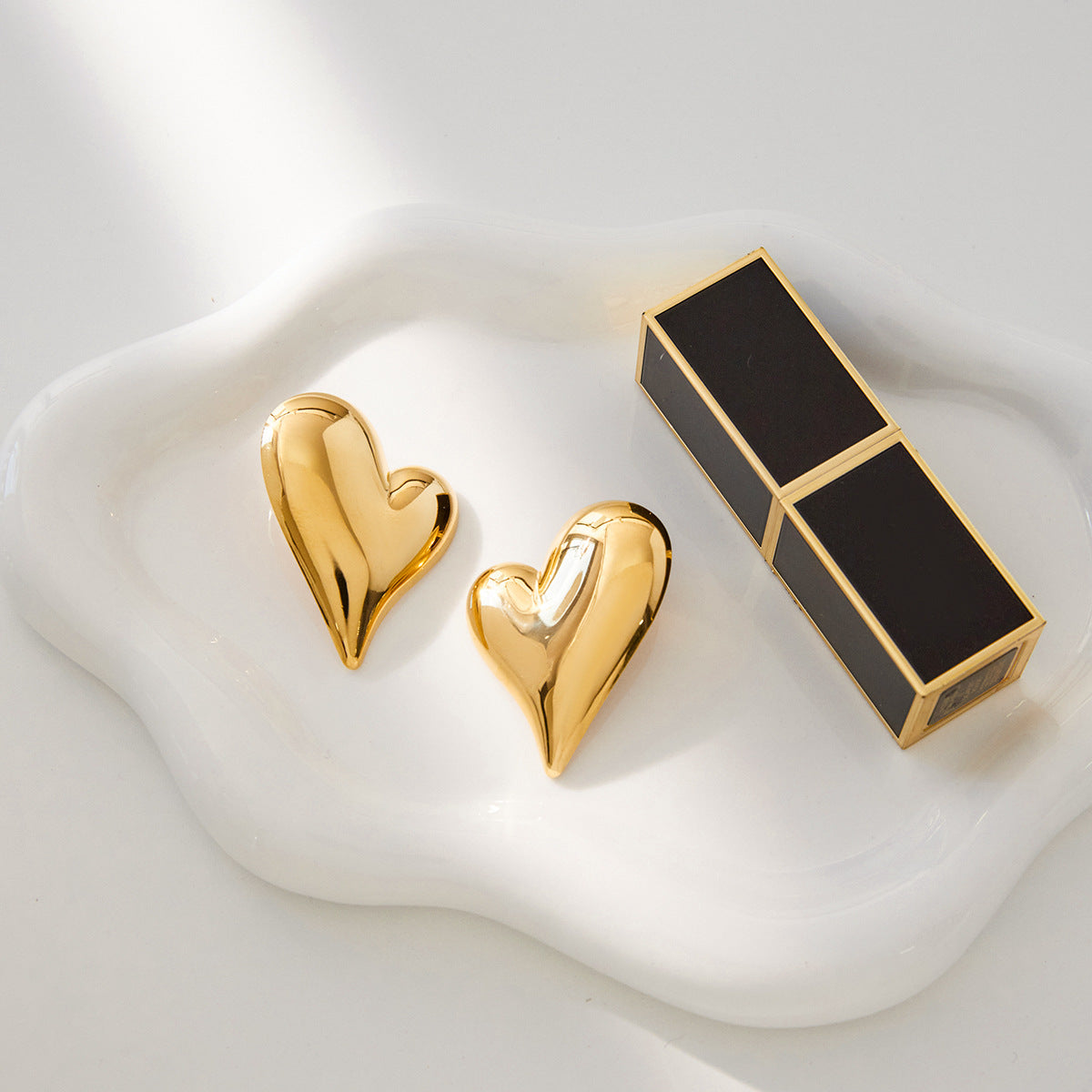 Aretes de Acero Inoxidable en Forma de Corazón Minimalistas con Acabado Chapado para Mujer