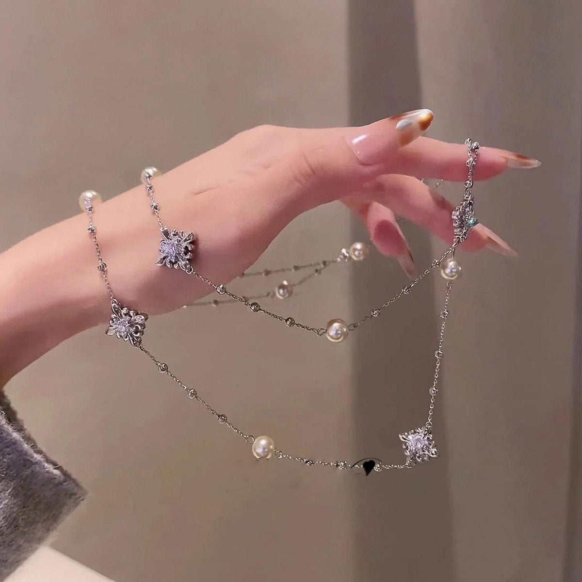 Collar de perlas con forma de flor y diamantes incrustados de diamantes de imitación elegantes vintage para mujer, cadena ligera para suéter con sensación de lujo prémium
