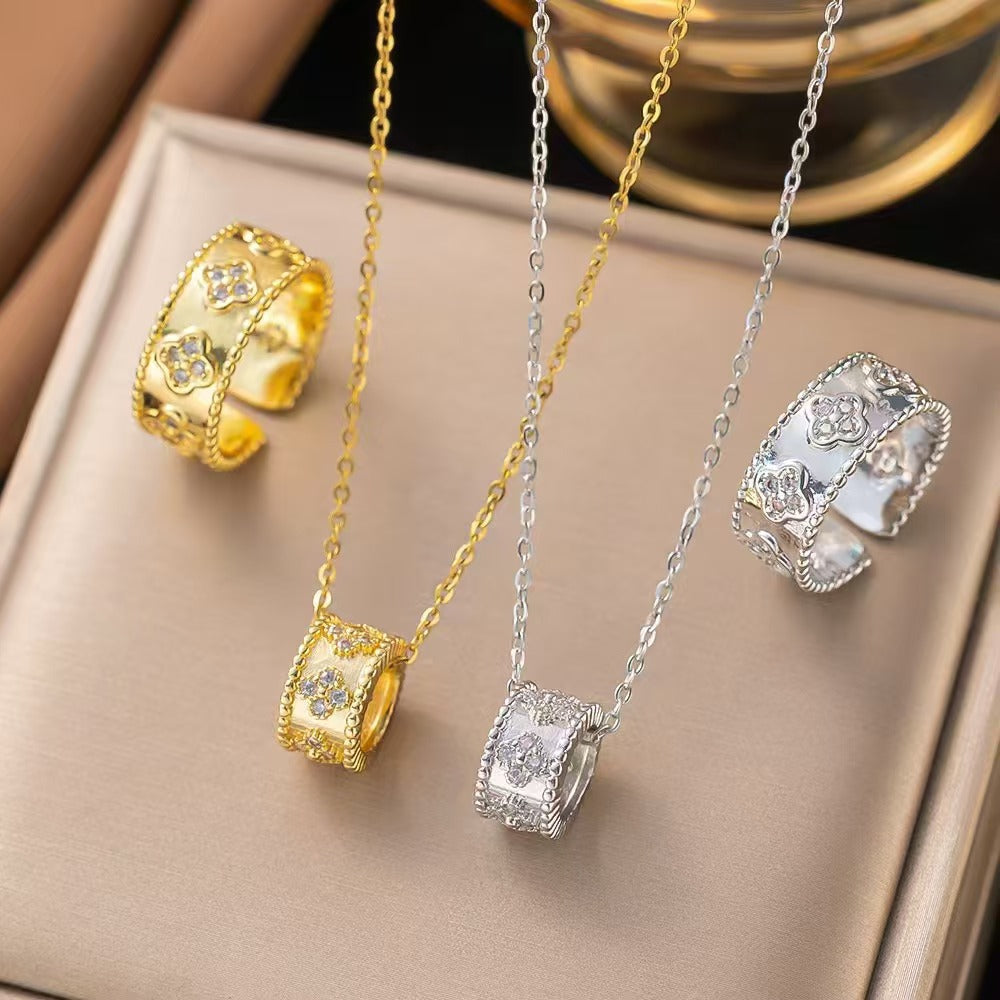 Collana di Lusso da Donna con Quadrifoglio Caleidoscopio e Strass Micro-Incastonati in Acciaio al Titanio con Catena a O