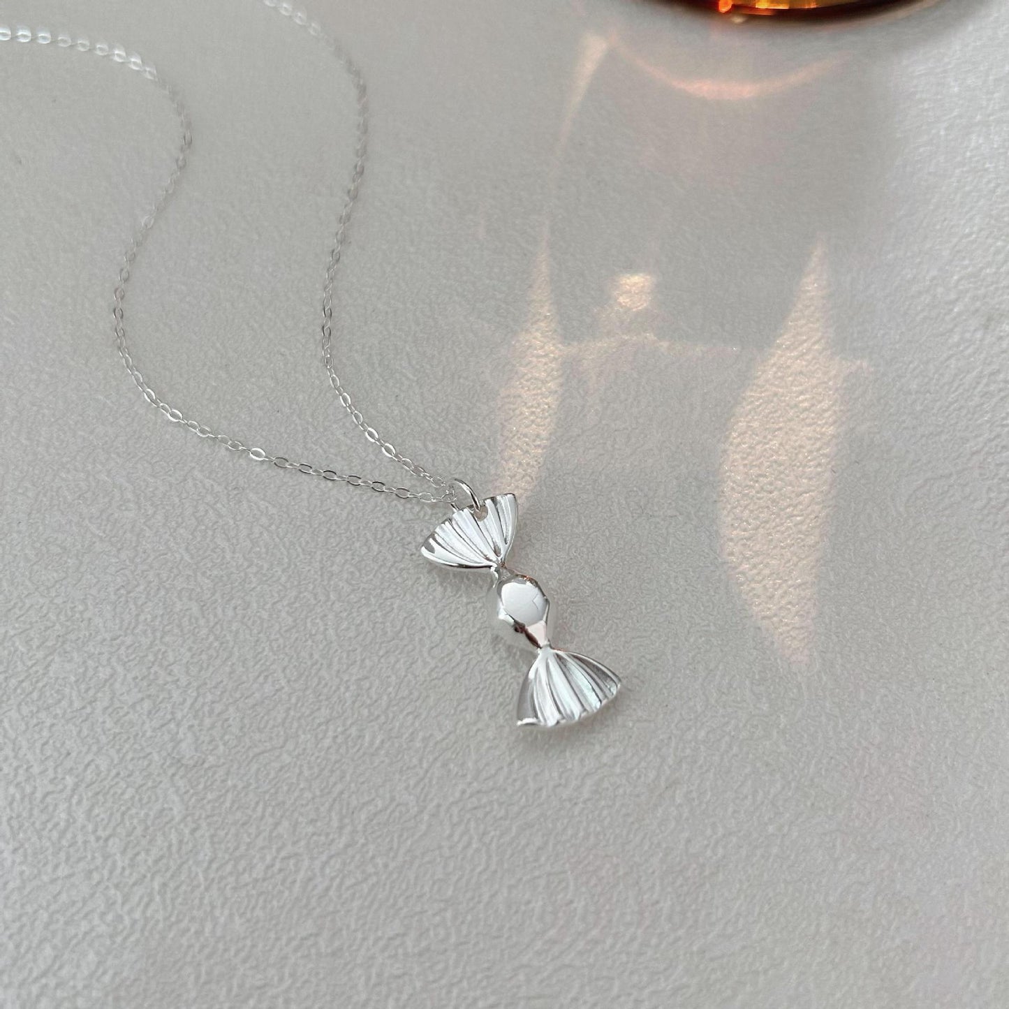 Collana con Pendente Minimalista Geometrico a Caramella in Argento Sterling 925 Placcato Oro su Catena a Croce