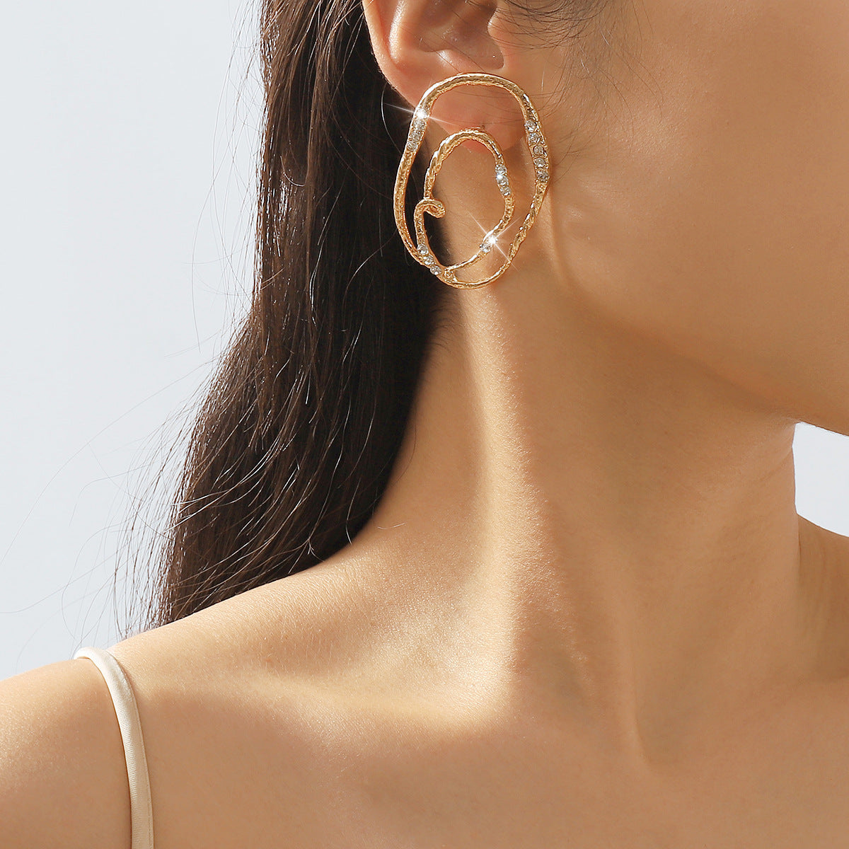 Pendientes de tuerca geométricos irregulares dulces y atrevidos con diamantes de imitación y acabado galvanizado para mujer
