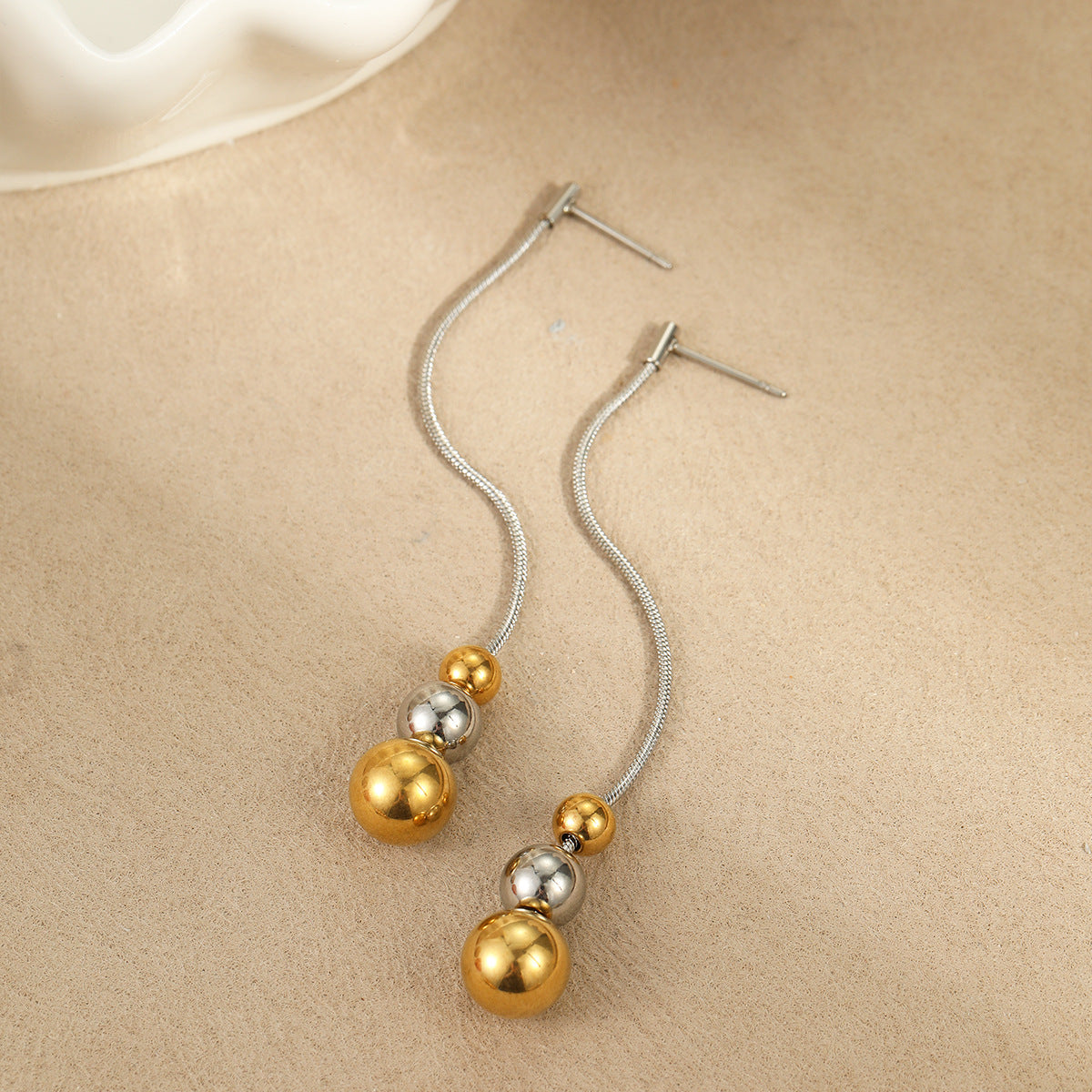 Orecchini geometrici in acciaio inossidabile alla moda con placcatura in oro 18 carati e design a sfera rotonda per donna