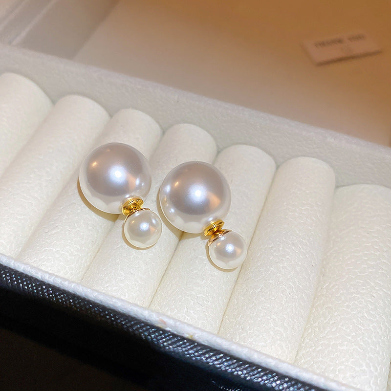Elegantes pendientes florales de perlas con postes de plata chapados en oro para mujer