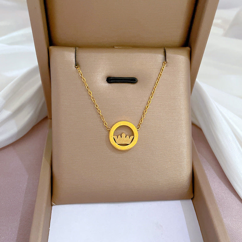 Collana Elegante da Donna con Ciondolo a Corona Placcato Oro in Acciaio al Titanio con Design Geometrico e Motivo Floreale, Delicata Catena alla Clavicola