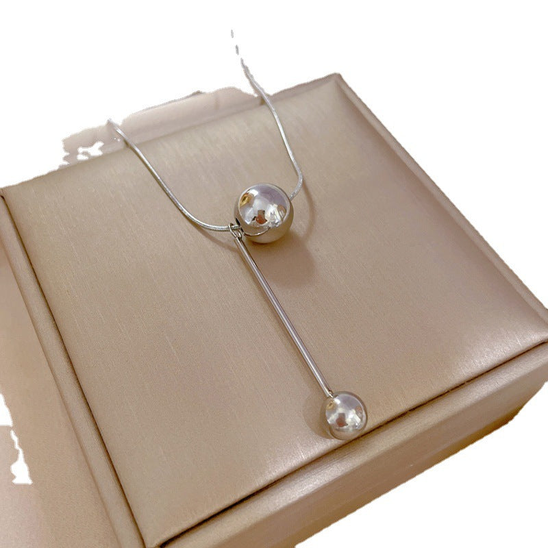 Collana pendente geometrica minimalista in acciaio al titanio da donna con catena a medaglione placcata oro per lo styling della clavicola