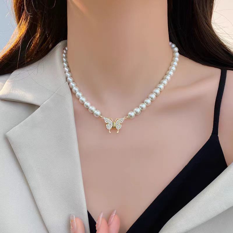 Collana con ciondolo a farfalla minimalista da donna in acciaio al titanio con intarsio di zirconi, catena a serpente regolabile, gioielli di lusso per clavicola
