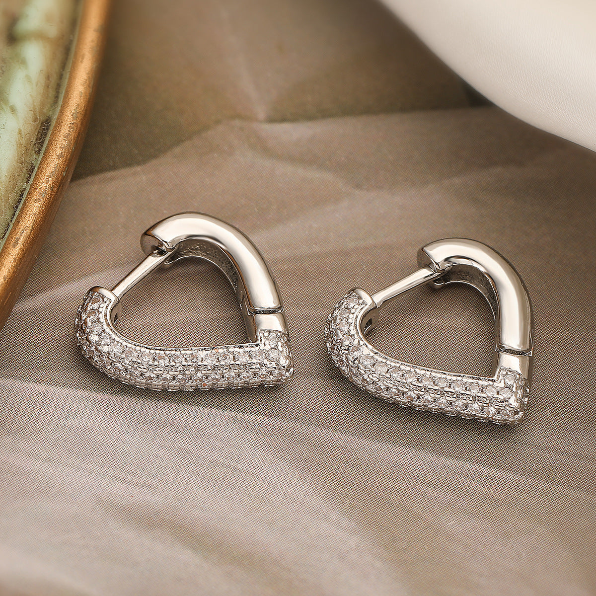 Orecchini Minimalisti a Cuore in Rame con Placcatura in Oro Vero e Zirconi Micro-Incastonati da Donna
