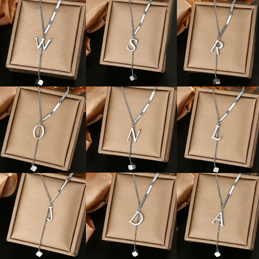 Collana con ciondolo a lettera lucida di lusso in acciaio al titanio, catena in acciaio inossidabile da donna