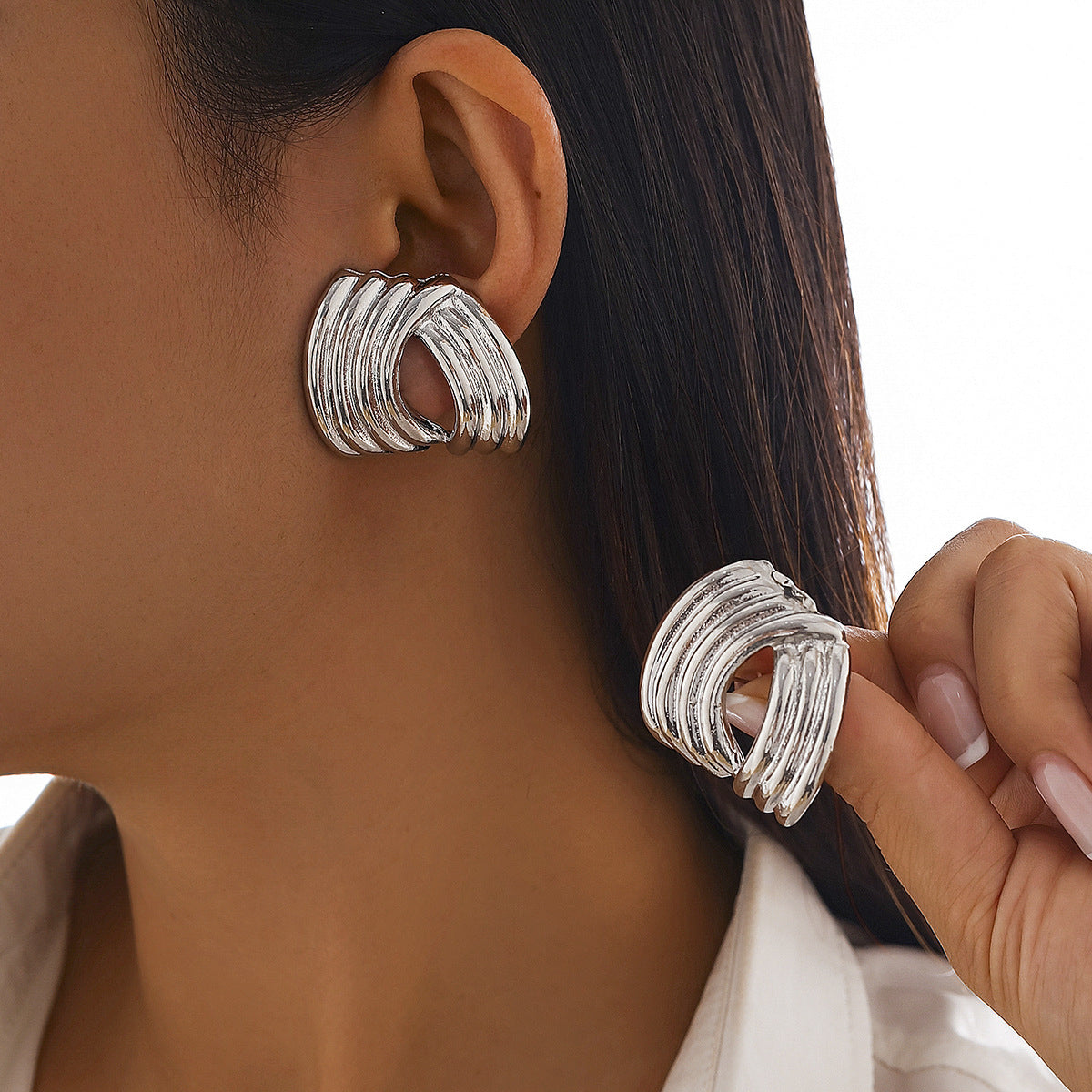 Aretes de tuerca para mujer, de metal pulido, con franjas irregulares y geométricas, con baño de oro.