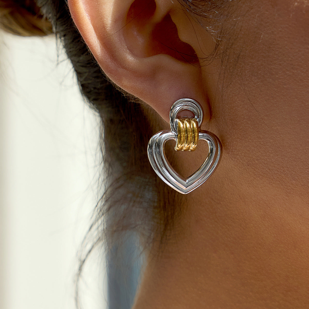 Orecchini a perno minimalisti a forma di cuore in acciaio al titanio per donna con perni in acciaio inossidabile placcati in oro sottovuoto PVD