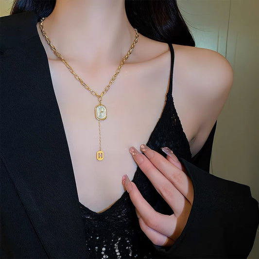 Collana con Pendente Lettera H Minimalista Ispirata a Chanel in Acciaio al Titanio con Placcatura in Oro su Catena a O da Donna