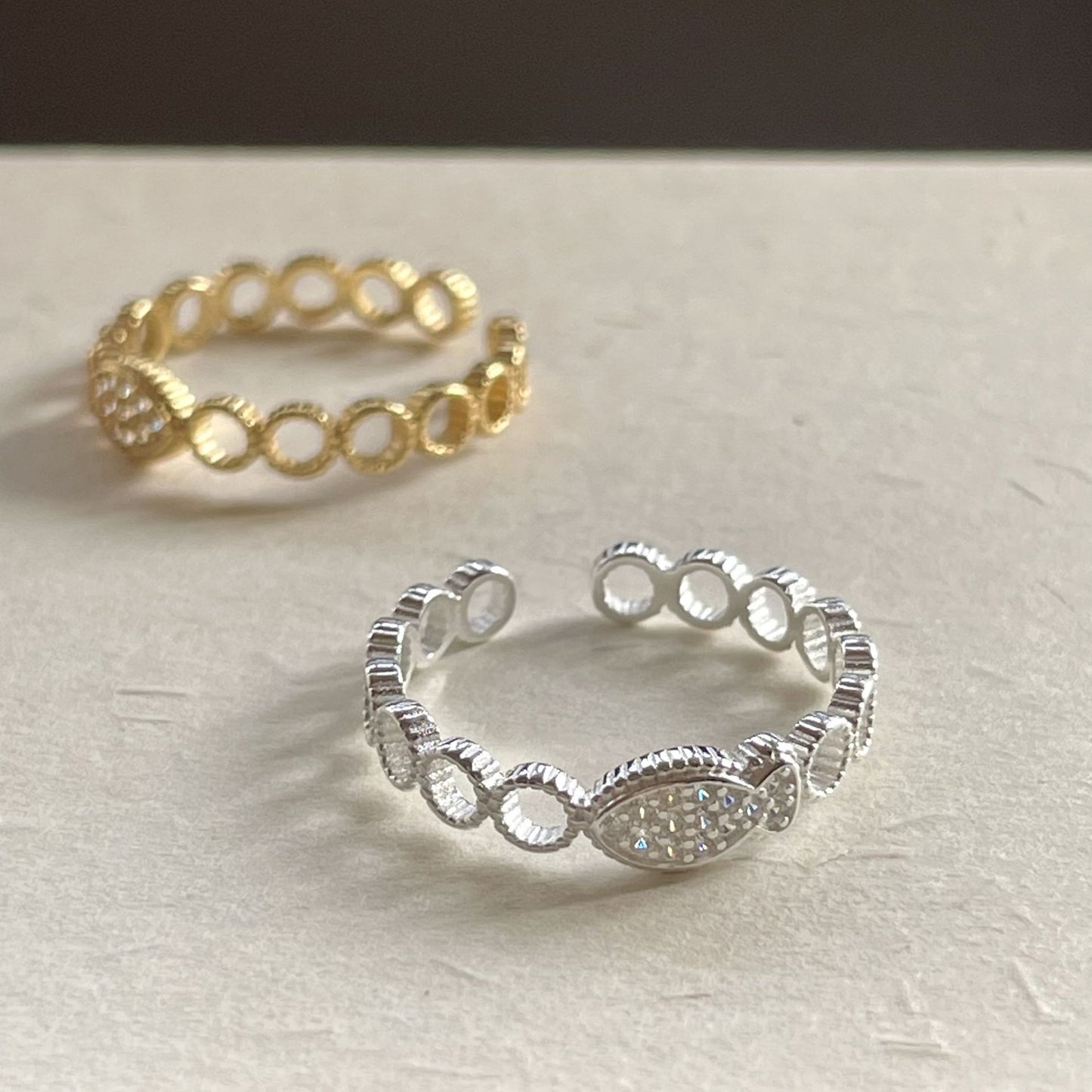 Anello Aperto da Donna Minimalista Dolce in Argento Sterling 925 con Zirconi Cubici a Forma di Pesce e Nota Musicale