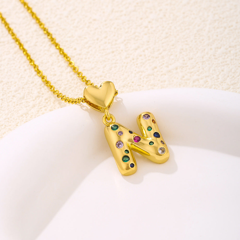 Elegante collana con ciondolo a lettera e cuore da donna in acciaio inossidabile con catena a maglie e dettagli a micro-pavé