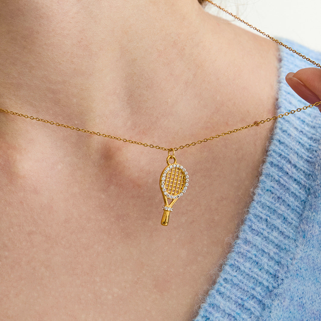Collana con ciondolo a forma di racchetta da tennis in acciaio inossidabile con strass, design geometrico galvanizzato per donna