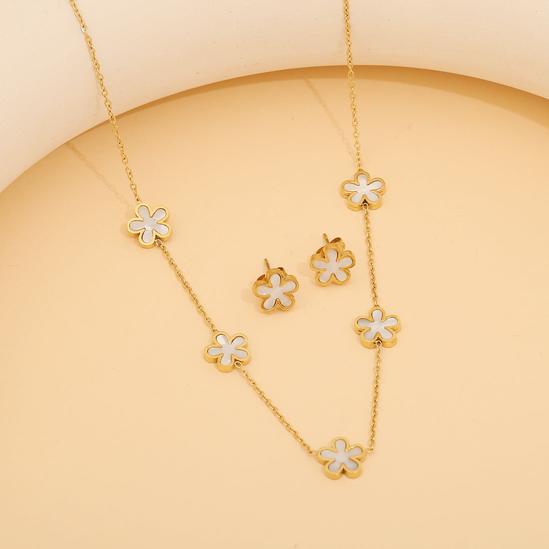 Collana con ciondolo in acciaio inossidabile a forma di cuore e floreale in stile OL alla moda, con finitura placcata e catena a O