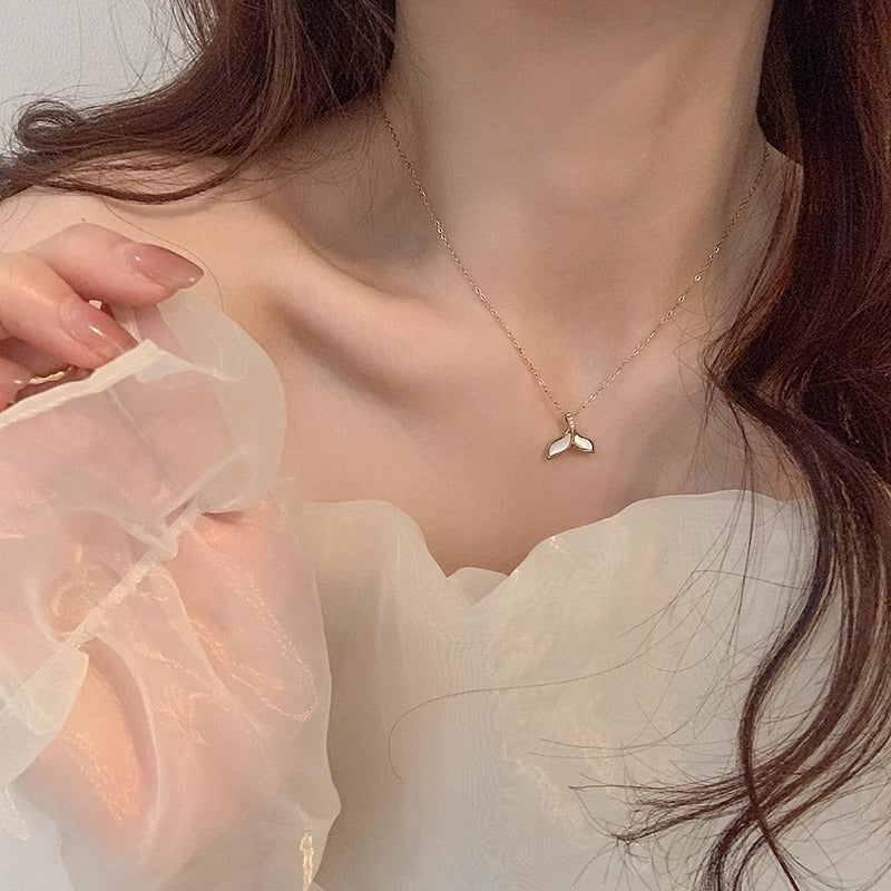 Collana con pendente a coda di pesce irregolare di design originale da donna in acciaio al titanio placcato oro su catena O-ring
