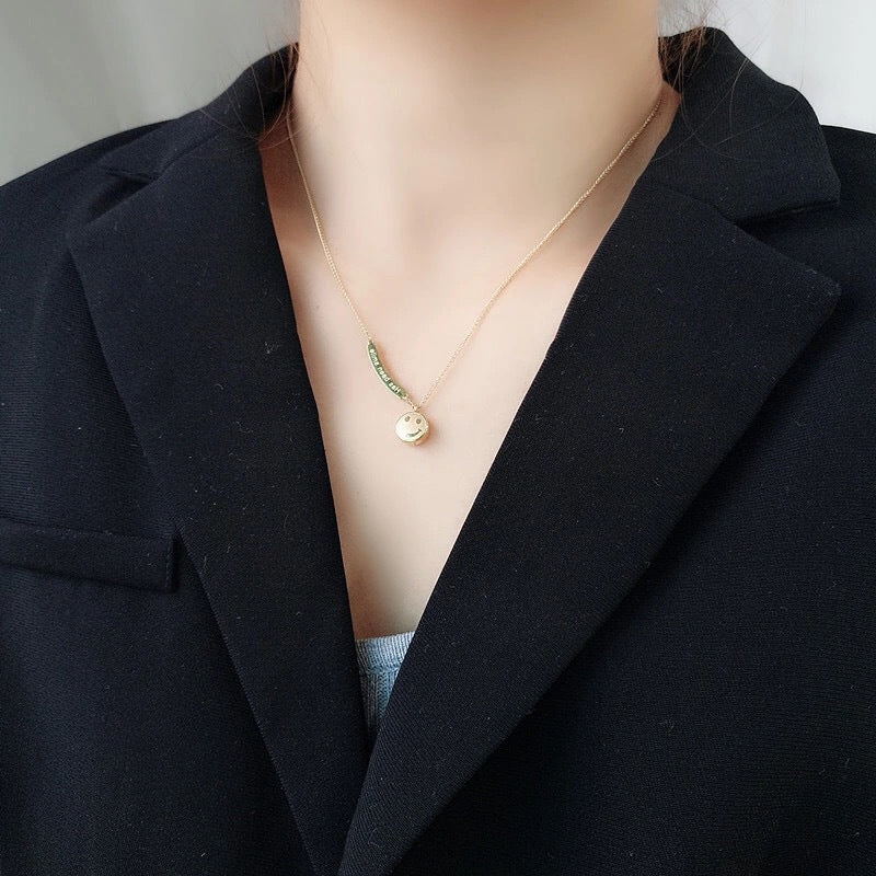 Collana Pendente Faccina Sorridente Minimalista per Uomo e Donna in Acciaio al Titanio con Finitura Placcata