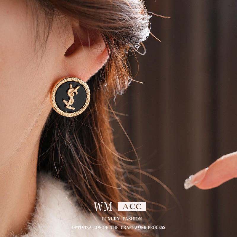 Pendientes de Aleación con Forma de Letra, Estilo Vintage Chic, con Acabado Chapado en Oro y Postes de Acero Inoxidable para Mujer