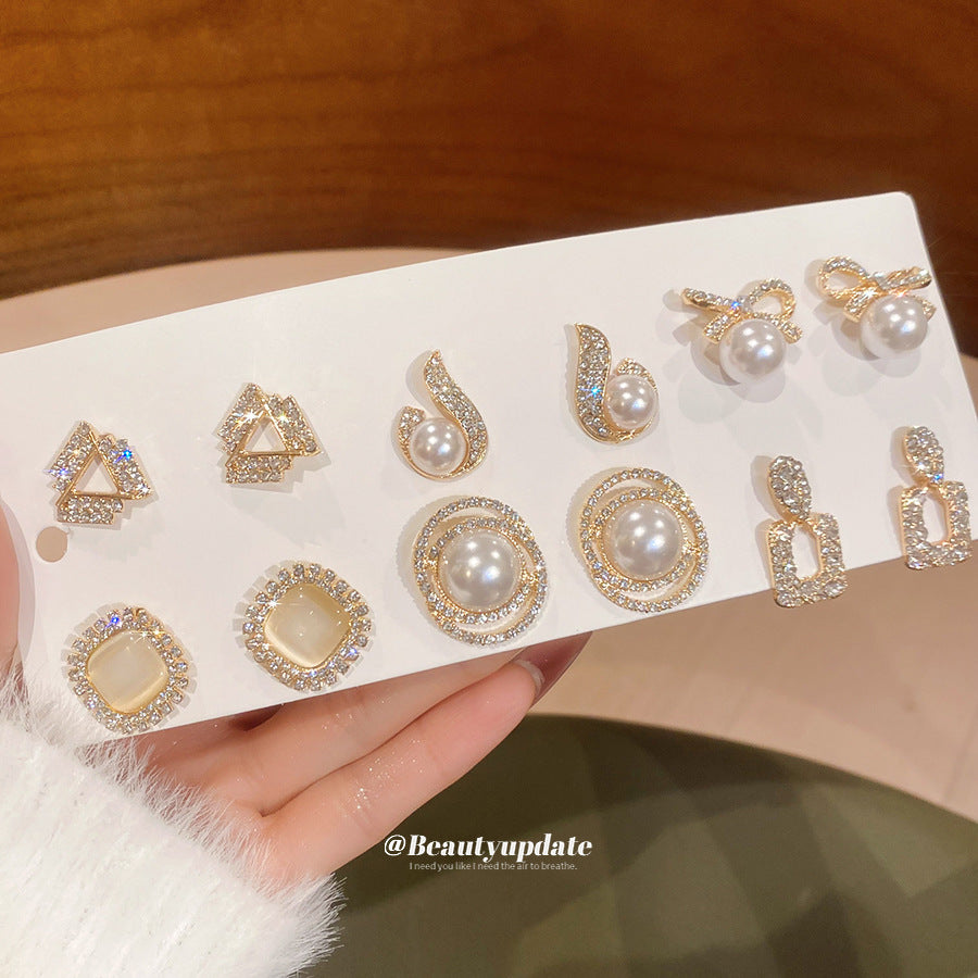 Set di Orecchini Eleganti di Lusso a Perno, con Perle Geometriche, Accenti di Strass e Perni in Acciaio Inossidabile