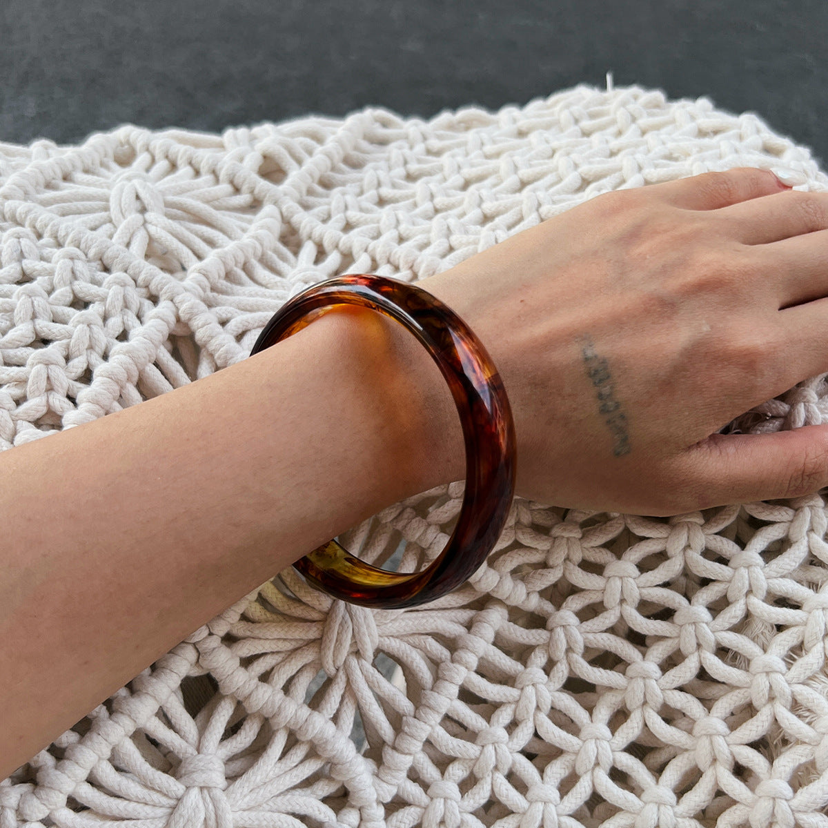 Bracciale Audace Geometrico in Acrilico da Donna con Design Ombré Irregolare e Stile Artistico Unico