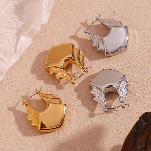 Pendientes minimalistas de acero inoxidable chapados en oro de 18 quilates con diseño geométrico de abanico hueco para mujer