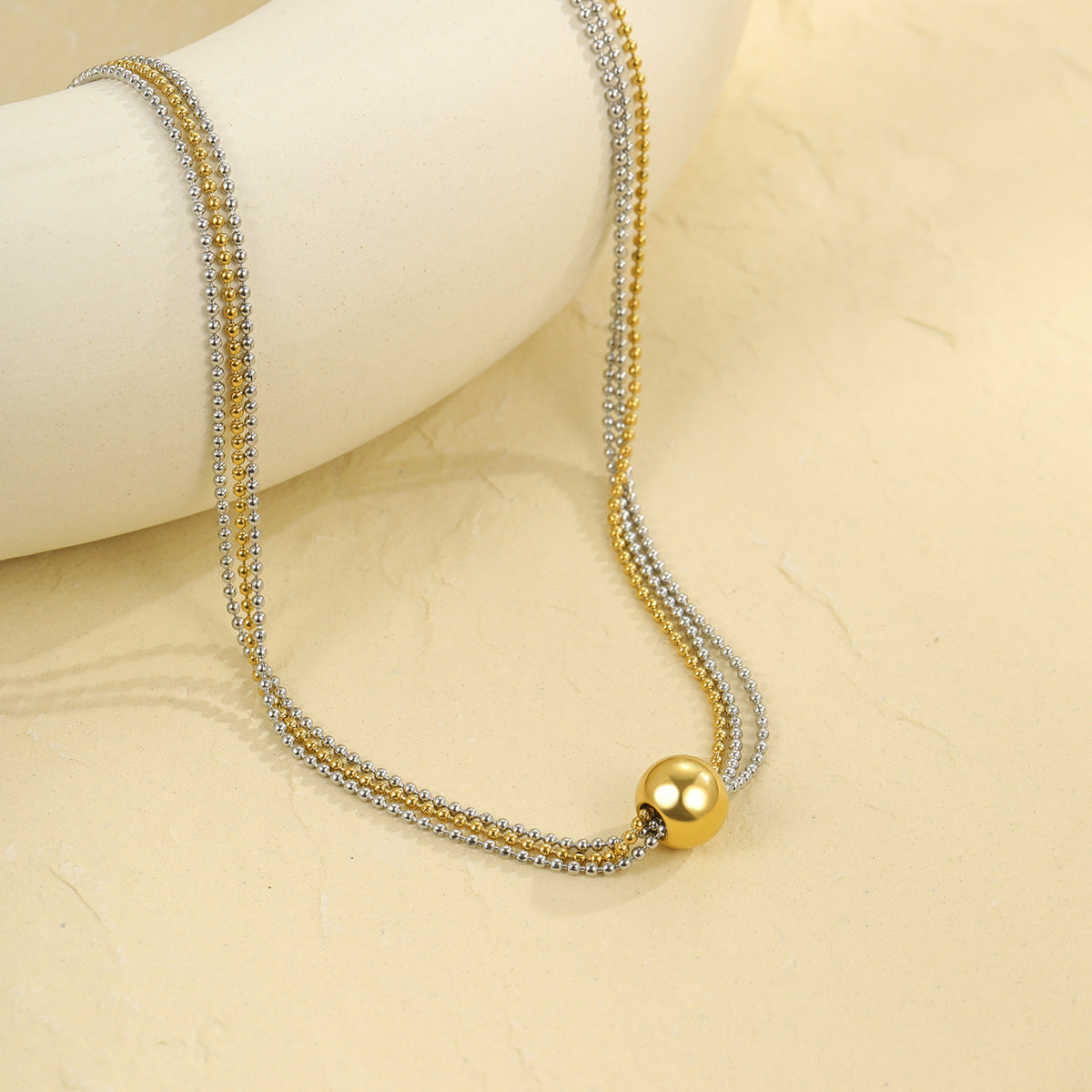 Collana da donna con ciondolo placcato in acciaio inossidabile geometrico alla moda con perle rotonde e design a linee pulite