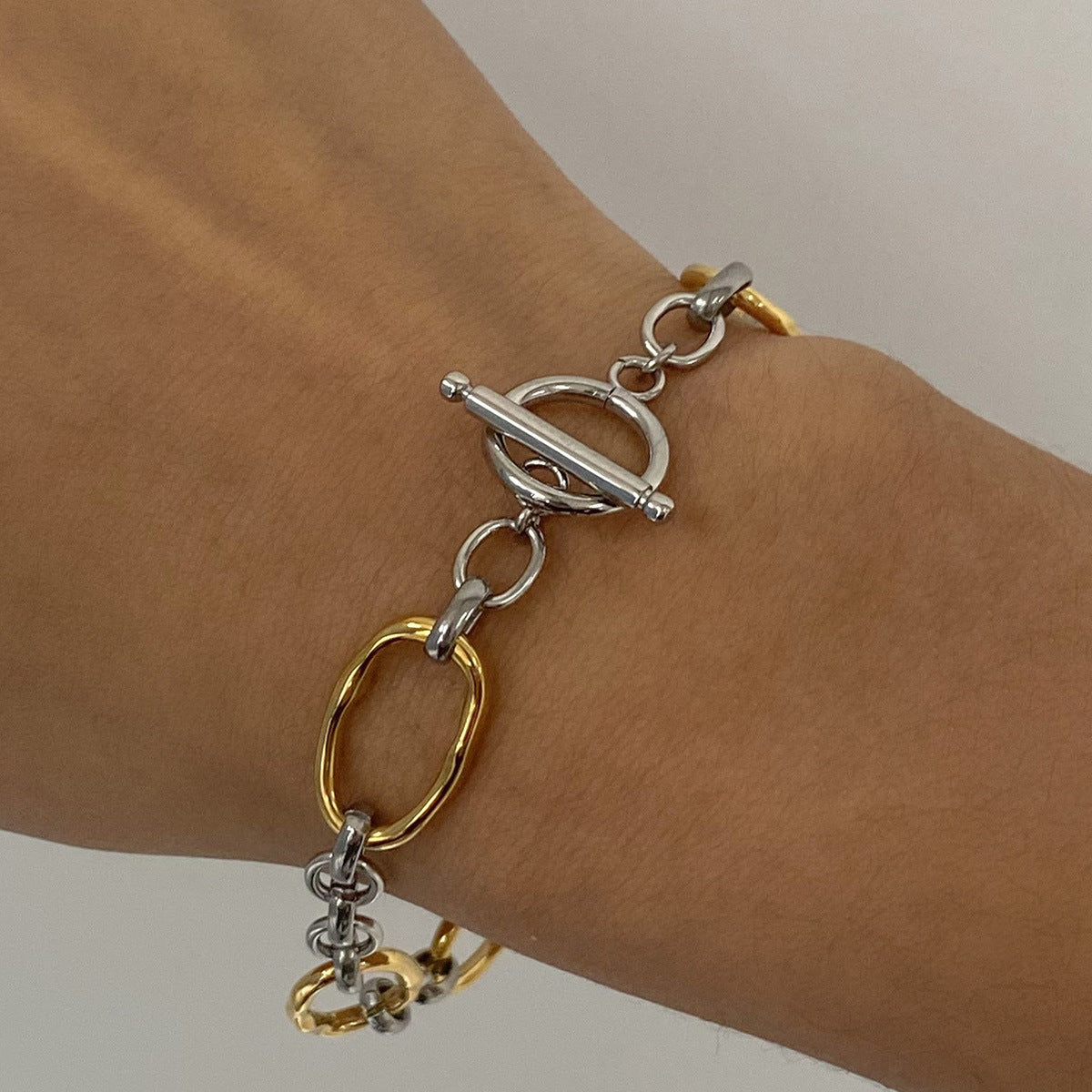 Bracciale Geometrico Placcato Acciaio Inossidabile da Donna con Stile Minimalista Moderno ed Elegante Anello Decorativo