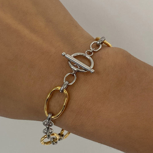 Pulsera chapada en acero inoxidable geométrico para mujer con estilo minimalista moderno y acento de anillo elegante