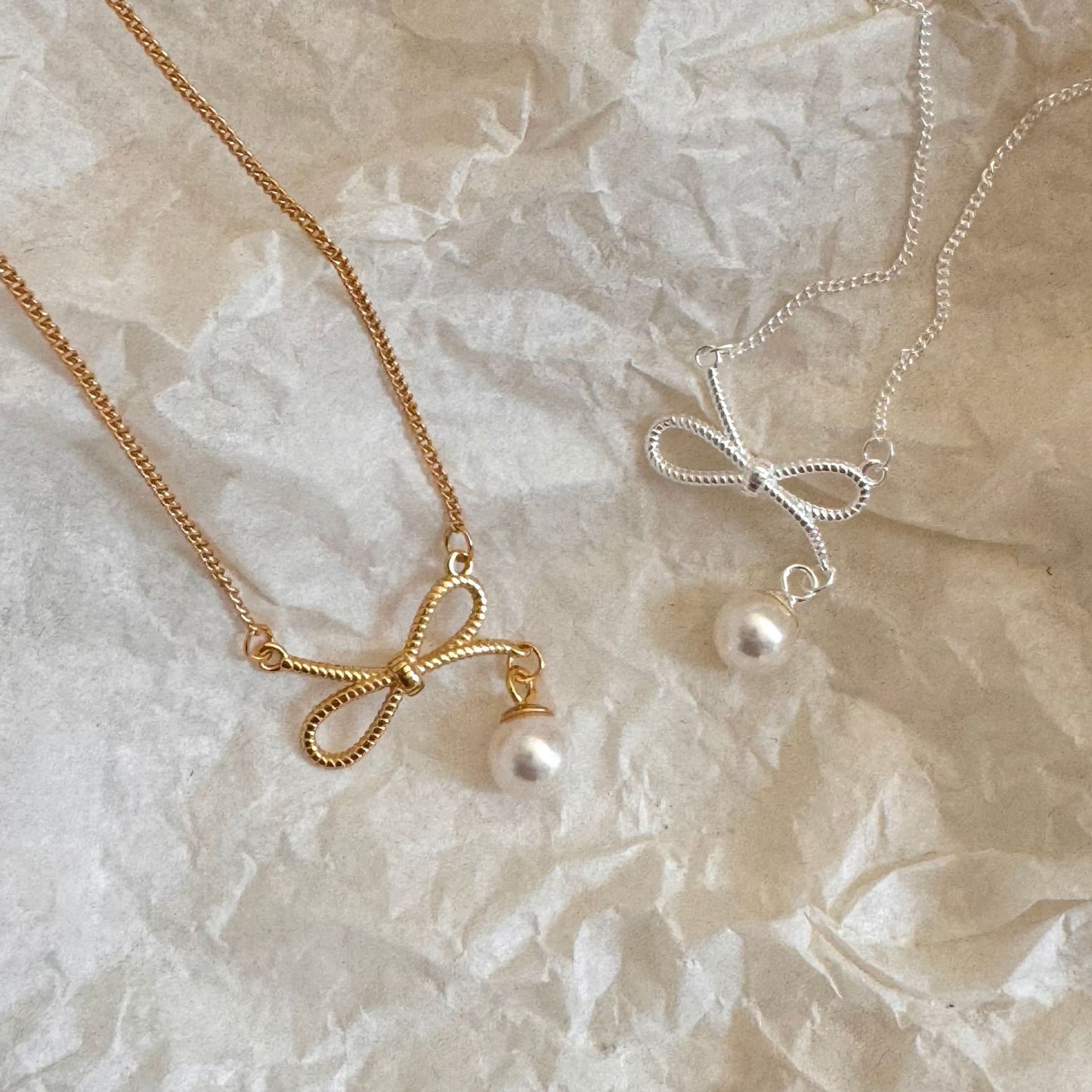 Collana minimalista a forma di fiocco in argento sterling 925 con accento di perla su catena a croce