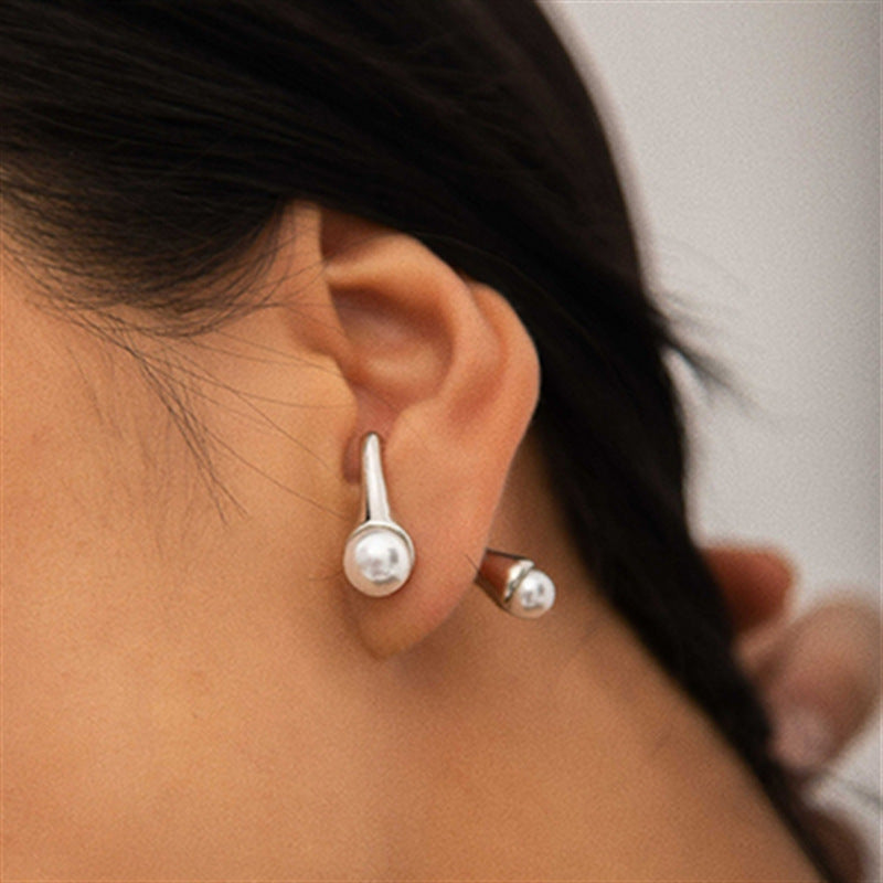 Elegantes aretes de mujer con baño de oro y postes de acero inoxidable, con piedras naturales geométricas en forma de U y perlas.