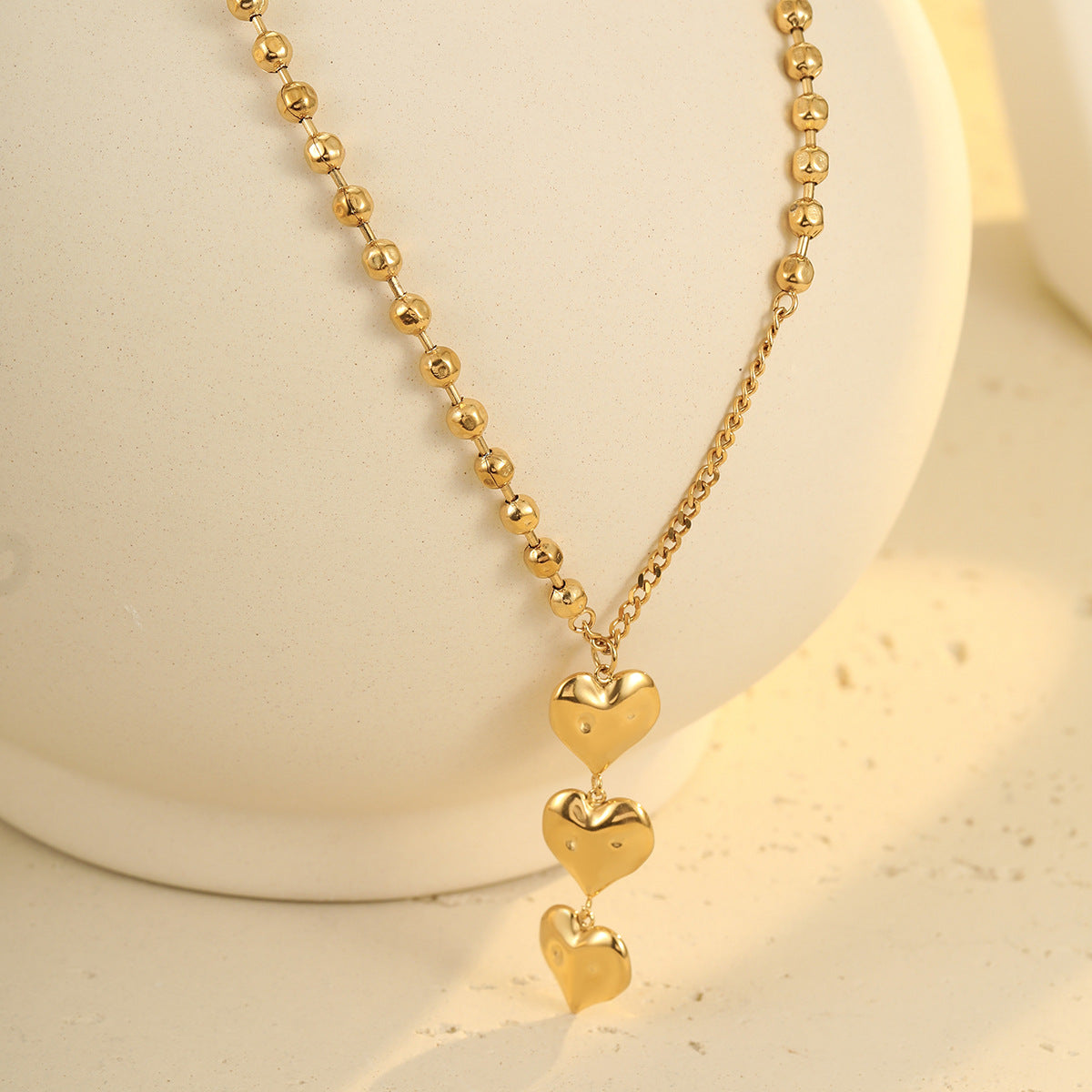 Elegante collar minimalista de acero inoxidable con colgante en forma de corazón y acabado chapado para mujer