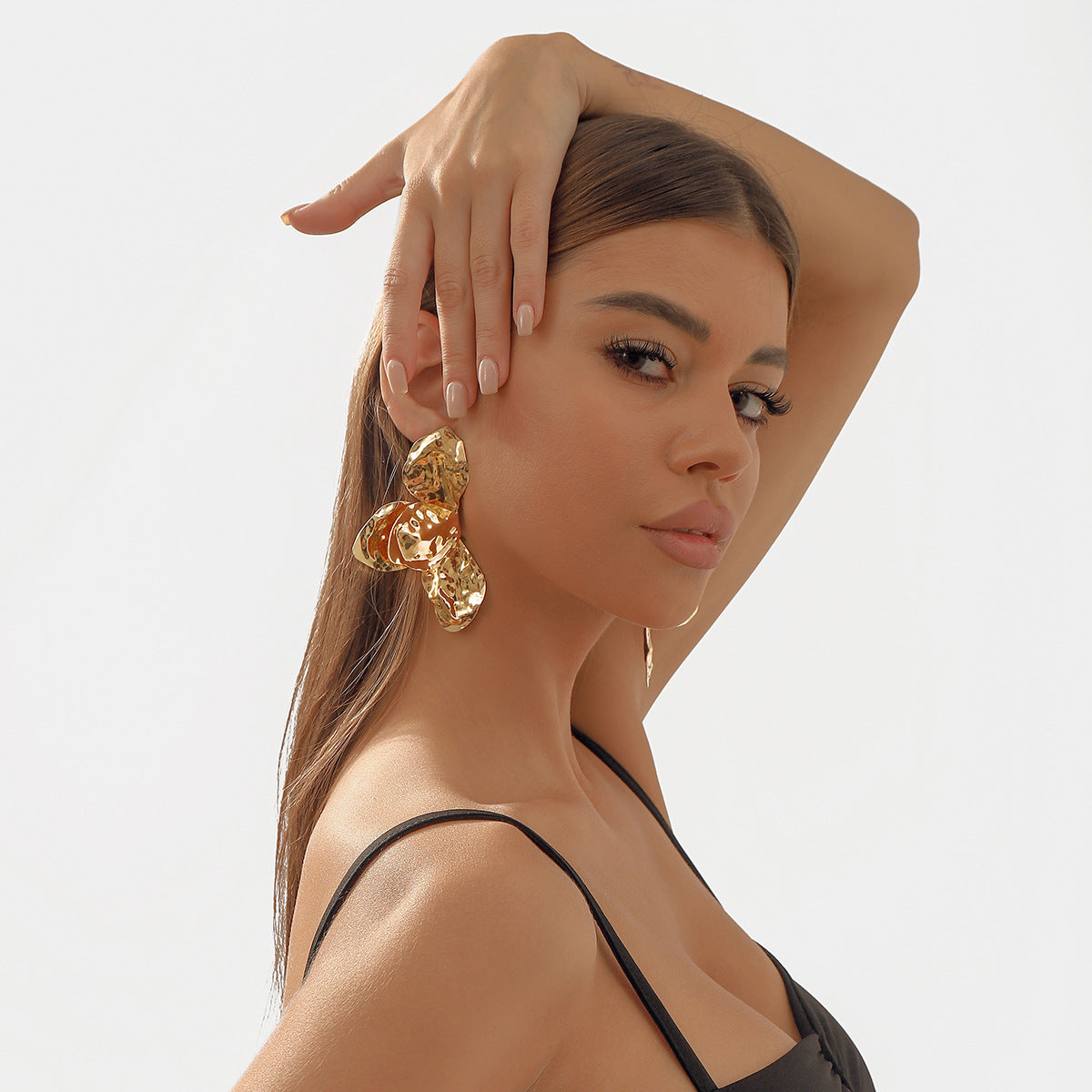 Pendientes de metal con diseño floral vintage, tachuelas y pétalos texturizados, con acabado galvanizado para mujer