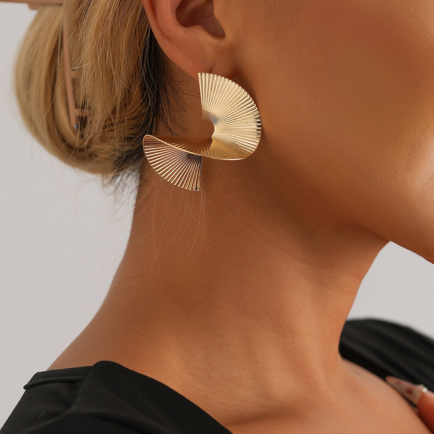 Pendientes de abanico retorcido vintage con forma de U geométrica para mujer con acabado metálico galvanizado