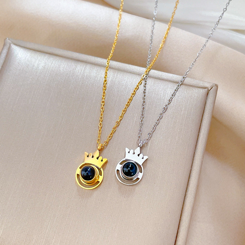 Collar con colgante de corona minimalista de acero de titanio con chapado en oro para mujeres y hombres, joyería con cadena y medallón de forma geométrica