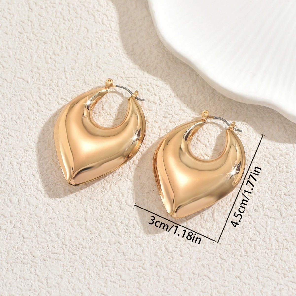 Elegantes Pendientes de Cobre Geométricos en Forma de Corazón Hueco con Acabado Galvanizado para Mujer