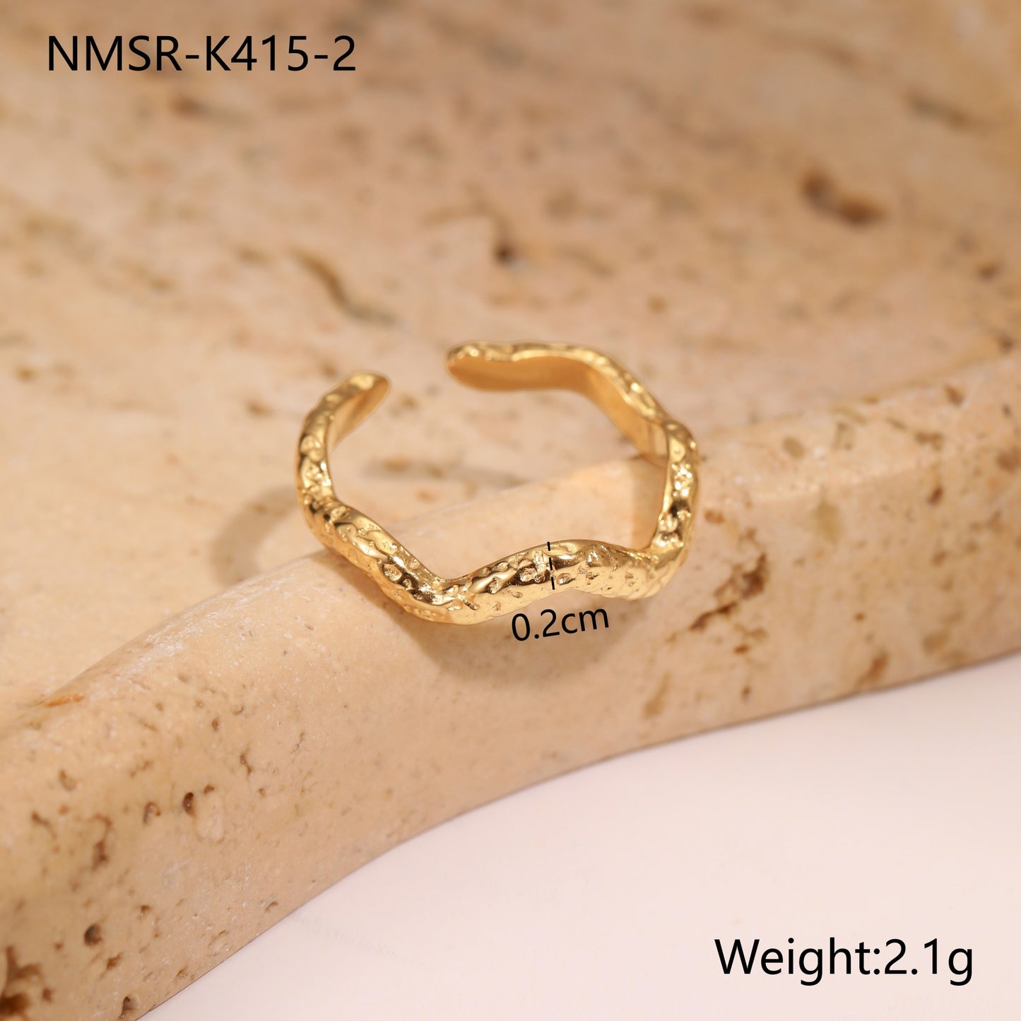 Anello regolabile minimalista geometrico in acciaio al titanio martellato da donna con finitura placcata