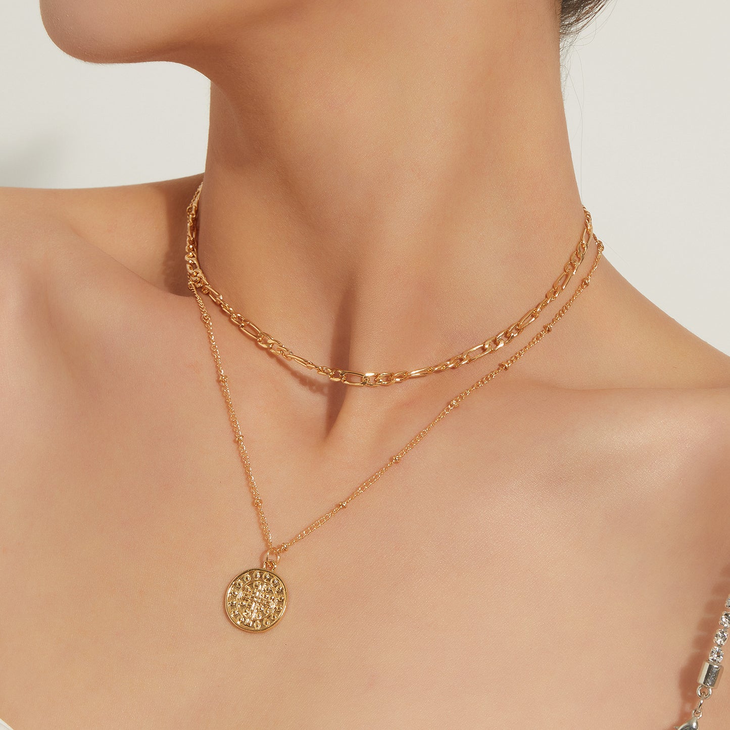 Elegante Collar con Colgante de Cruz para Mujer con Diseño Geométrico, Fabricación en Aleación, Acabado Galvanizado, Delicada Cadena Doble