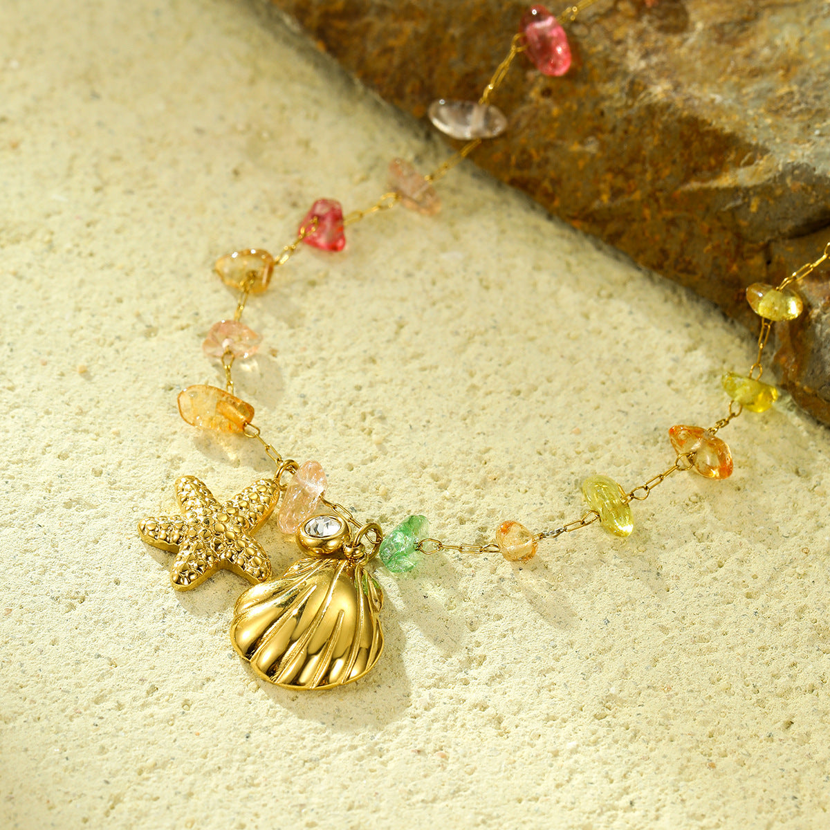 Collar con colgante de estrella de mar y concha estilo vacacional de acero inoxidable con chapado en oro de 18 quilates e incrustaciones de piedras naturales y circonitas coloridas para mujer