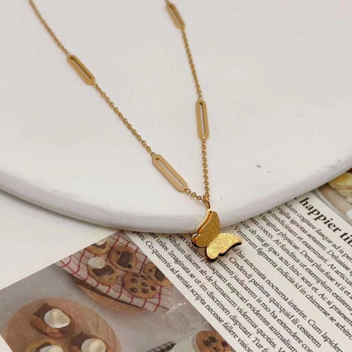 Collana con Ciondolo a Farfalla Minimalista in Acciaio al Titanio con Finitura Placcata su Catena ad Anelli, Unisex