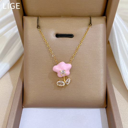 Collar Colgante Geométrico Floral Minimalista de Acero de Titanio con Acabado Esmaltado y Detalles de Zirconia Cúbica para Mujer