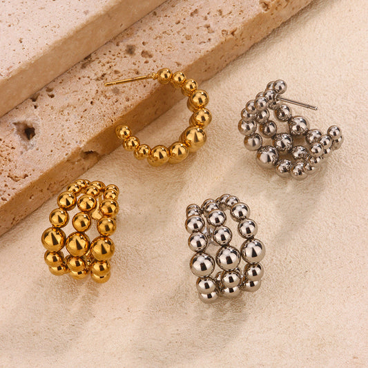 Pendientes de aro con forma de C de tres filas con cuentas, de acero inoxidable chapado en oro, con letras geométricas elegantes y lunares