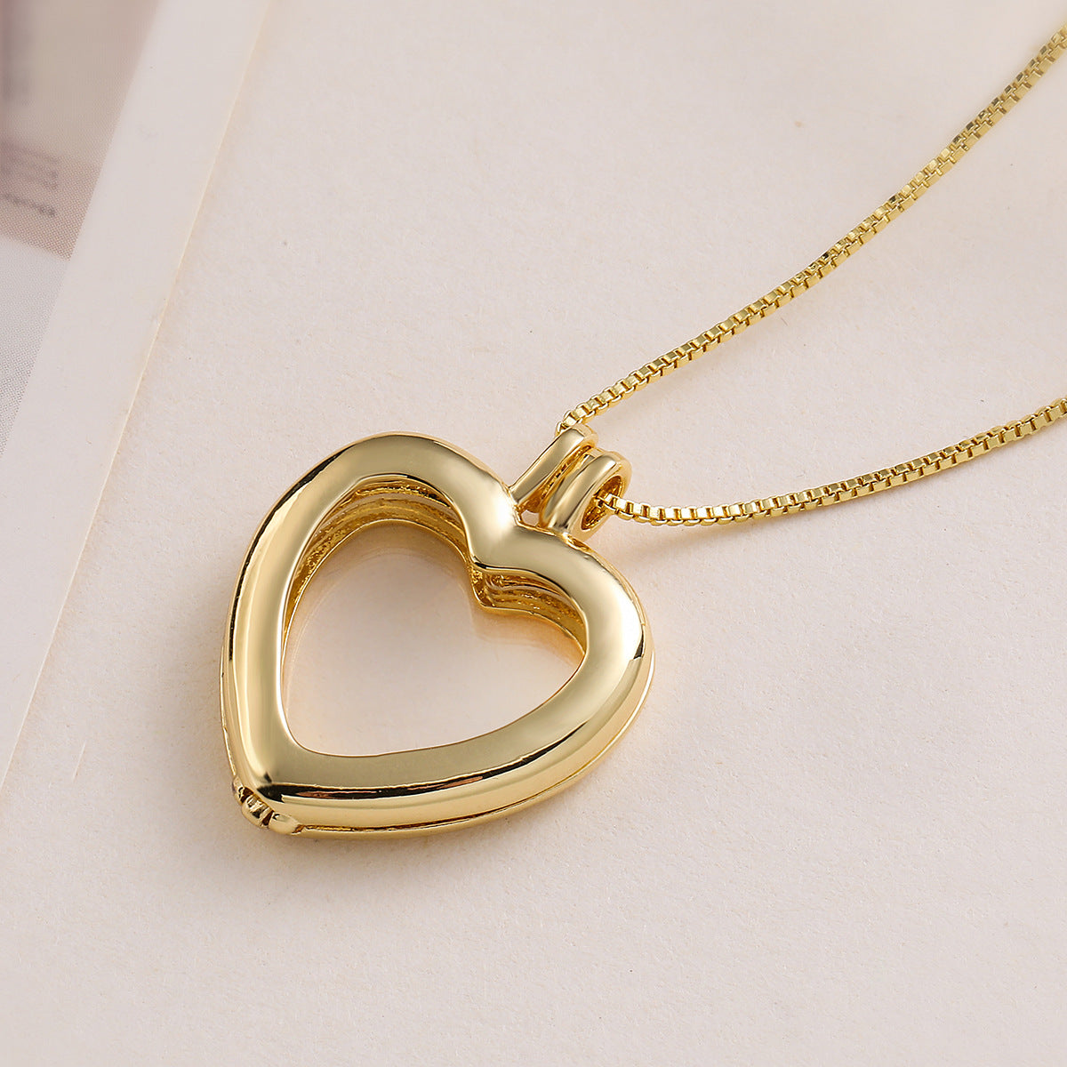 Collar relicario minimalista con forma de corazón en cobre con baño de oro de 18 K para mujer