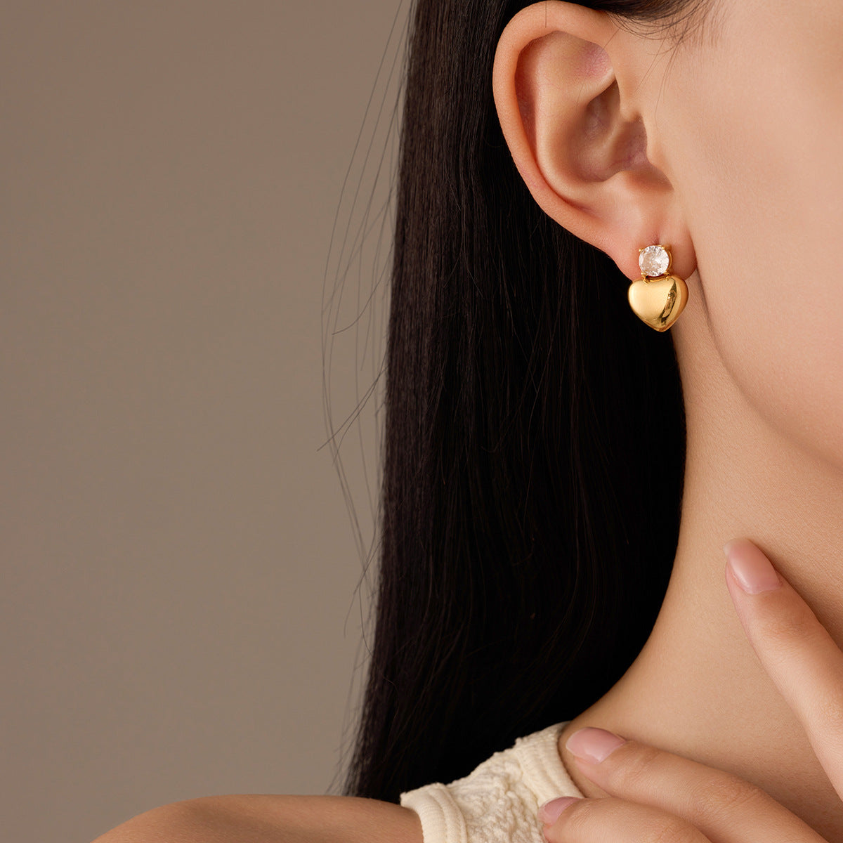 Orecchini a perno alla moda in acciaio al titanio a forma di cuore con intarsio in zircone e finitura lucida
