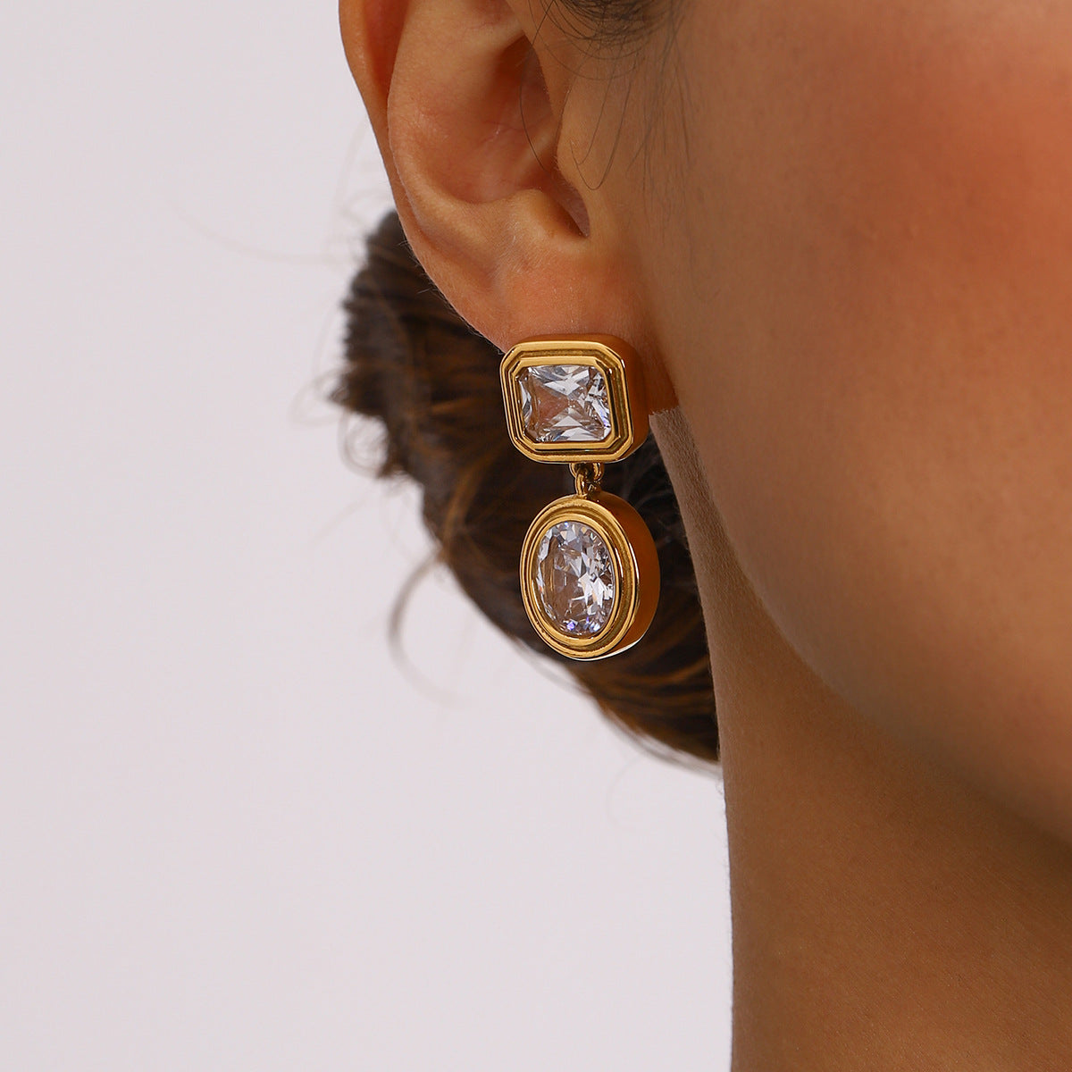 Orecchini a perno leggeri di lusso da donna in acciaio inossidabile geometrico con zirconia bianca placcati in titanio