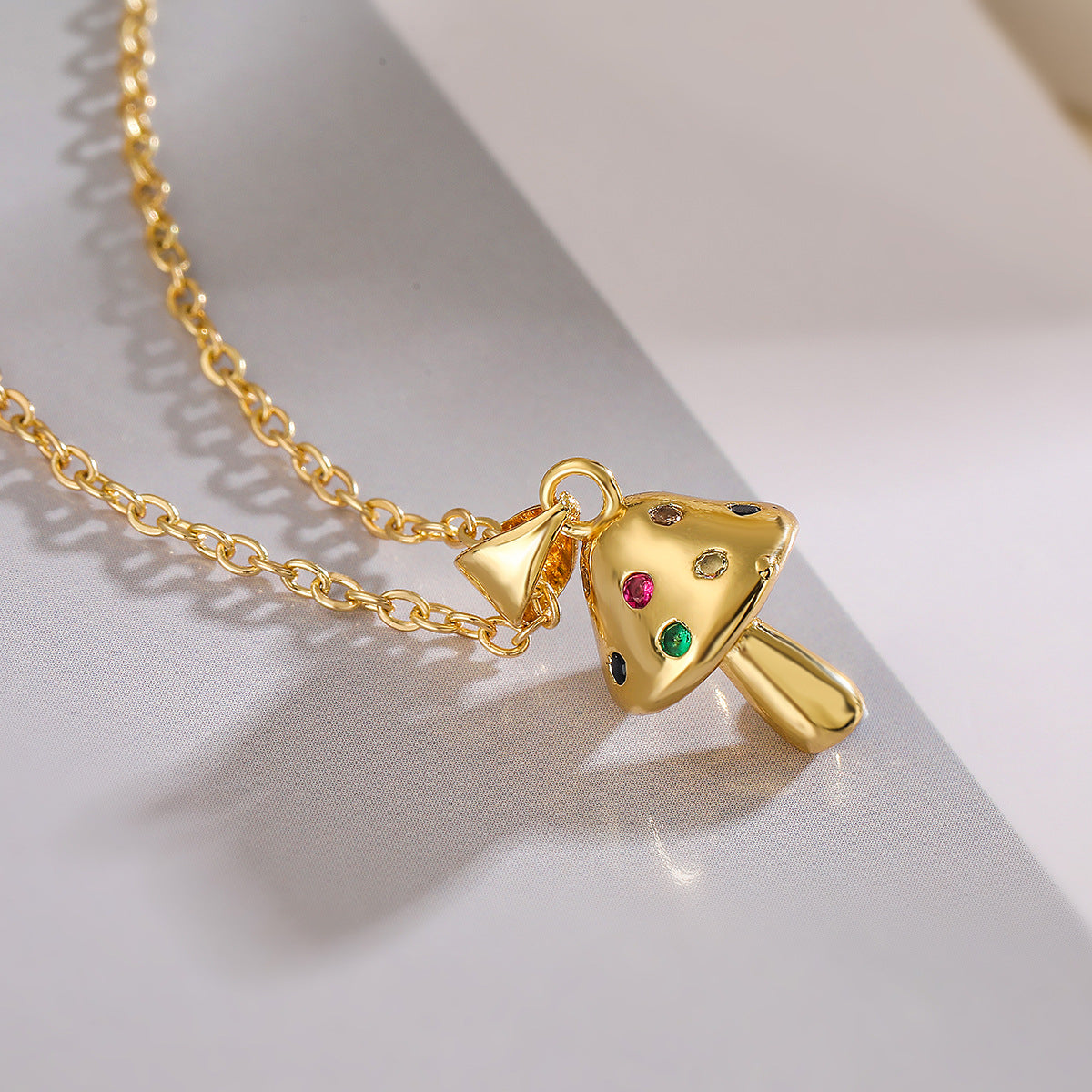Ciondolo minimalista a forma di cuore in rame placcato oro 18K con zirconi per donna — Elegante catena per clavicola