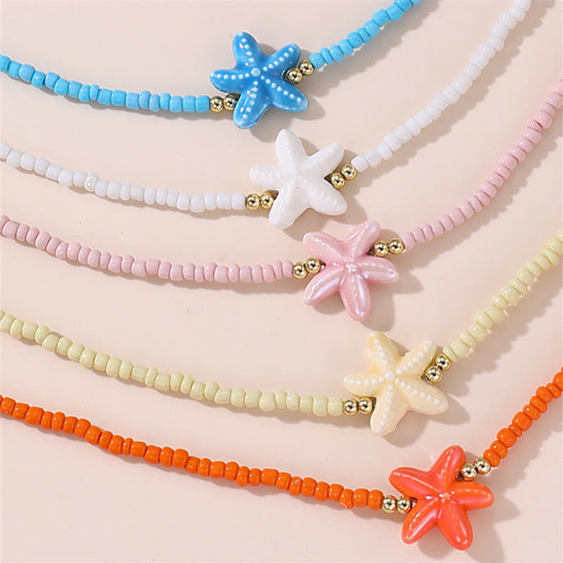 Collana Minimalista con Ciondolo a Fiocco a Farfalla per Bambini con Perline Rosa in Vetro su Catena di Perline Rotonde