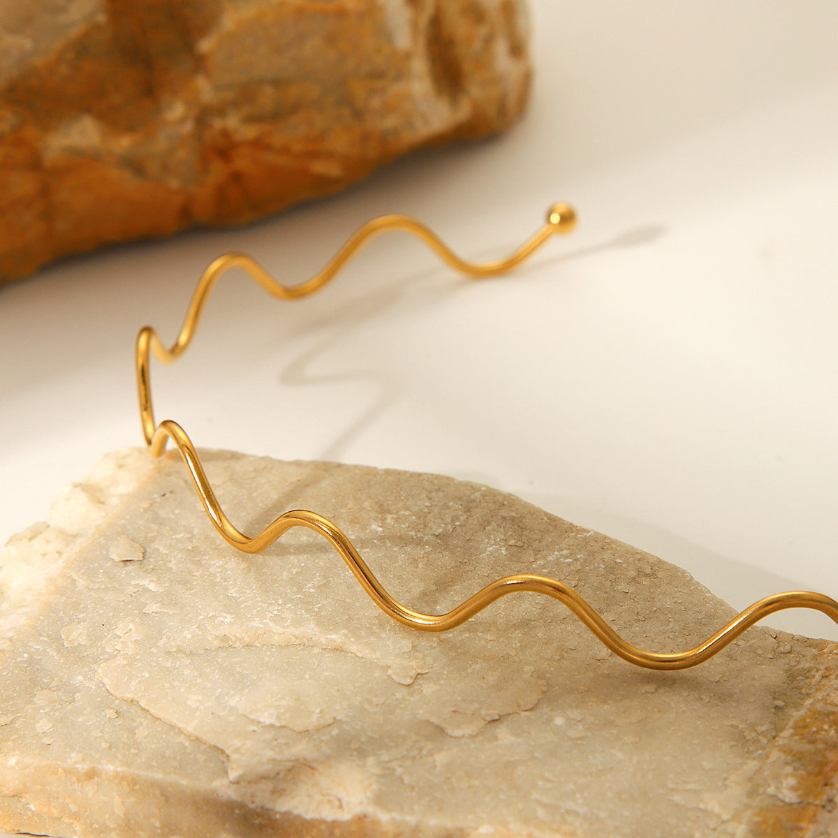 Collana Girocollo Geometrica a Onda in Acciaio Inossidabile Placcato Oro 18K Minimalista per Donna