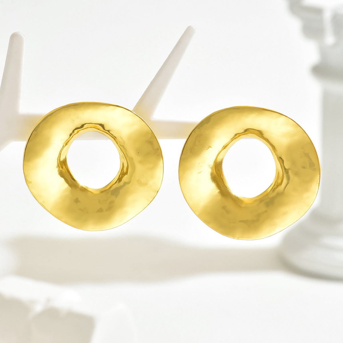 Orecchini a cerchio geometrici cavi in lega di zinco placcata oro con perni in acciaio inossidabile, stile elegante da ufficio